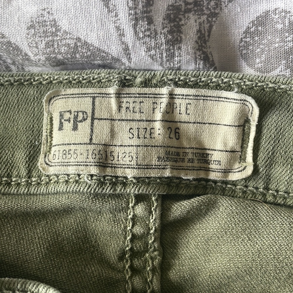 002: FREE PEOPLE green cropped skinny jeans with ripped knees Women’s size 26 - Picture 8 of 8